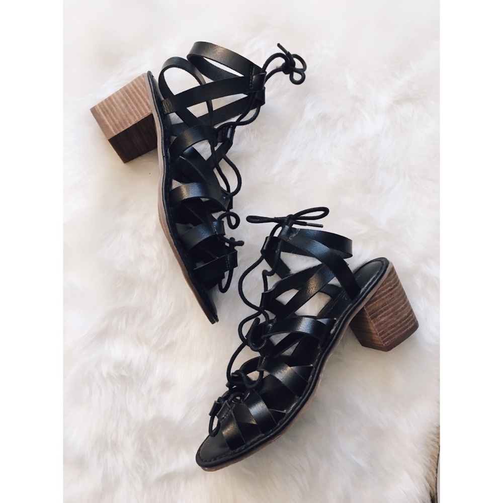 🌻 American Eagle Black Strappy Lace Up Block Heel